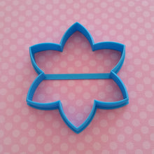 Load image into Gallery viewer, Daisy Flower cookie / biscuit cutter 10cm