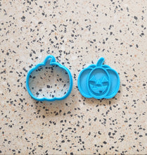 Load image into Gallery viewer, Pumpkin 8cm embosser &amp; cutter set